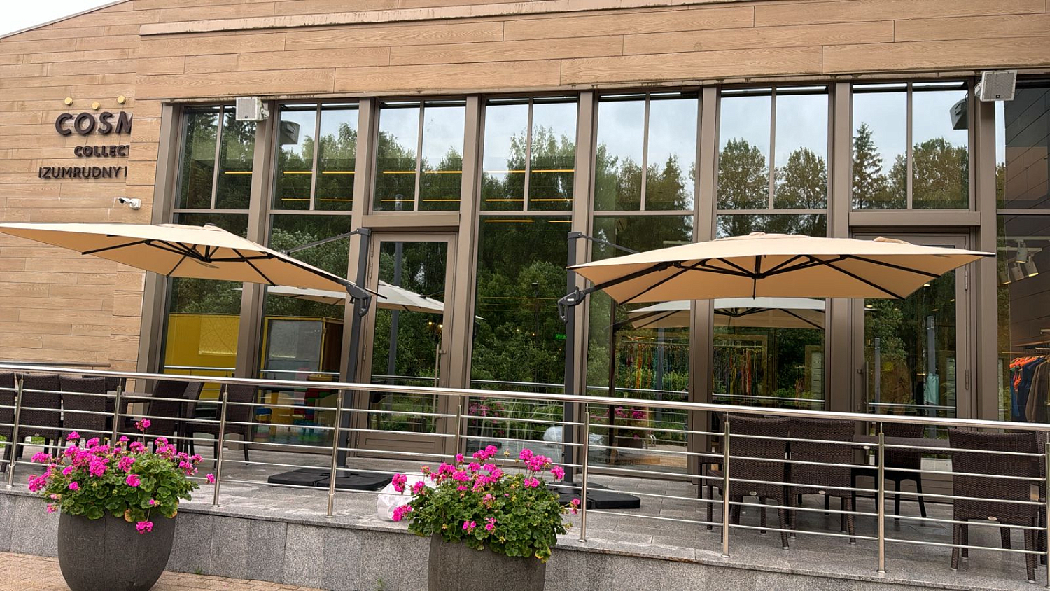 Уличные зонты SKY квадратные в отеле Космос, Изумрудный Лес